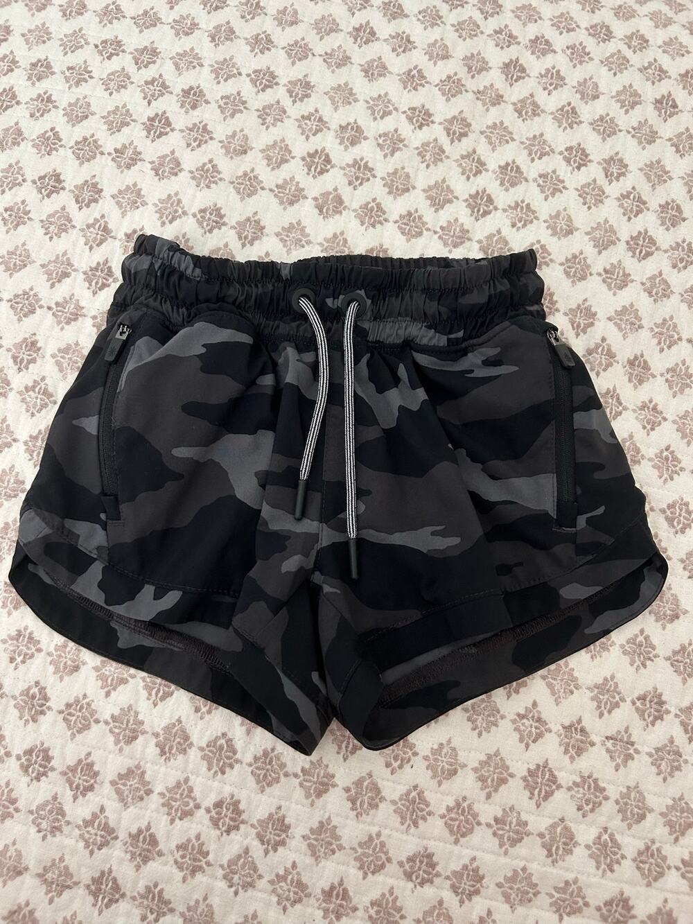 Athleta Girl All Play 3" Shorts in Black Gray Camo Gym XS 6 Charcoal EUC